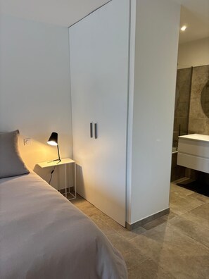 4 عدّة غرف نوم ومكواة/لوح كي وواي فاي مجانًا وملاءات أسرّة