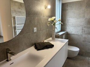 تجهيزات دش، مجففات شعر، مناشف، صابون