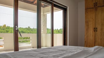 Family Villa, Private Pool, Garden View | 5 bedrooms, soundproofing, iron/ironing board, free WiFi