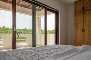 Familienvilla, eigener Pool, Gartenblick | 5 Schlafzimmer, schallisolierte Zimmer, Bügeleisen/Bügelbrett