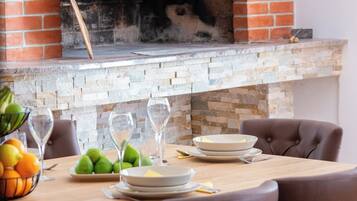 Familievilla, privat basseng, hageutsikt | Spisestue