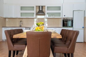 Familienvilla, eigener Pool, Gartenblick | Esszimmer