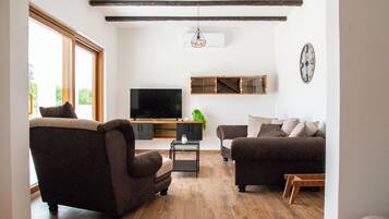 Familievilla, privat basseng, hageutsikt | Oppholdsområde | Flatskjerm-TV