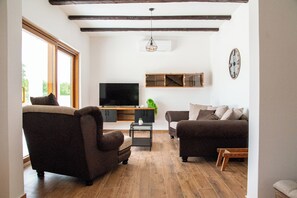 Familienvilla, eigener Pool, Gartenblick | Wohnbereich | Flachbildfernseher