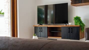 Familievilla, privat basseng, hageutsikt | Oppholdsområde | Flatskjerm-TV