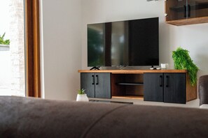 Familienvilla, eigener Pool, Gartenblick | Wohnbereich | Flachbildfernseher