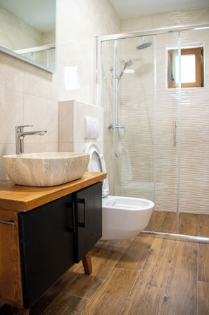 Familienvilla, eigener Pool, Gartenblick | Badezimmer | Dusche, kostenlose Toilettenartikel, Hausschuhe, Toilettenpapier