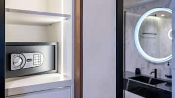 Family Room | Desk, free WiFi