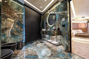 Suite Deluxe | Baño | Secador de pelo, zapatillas, toallas y jabón