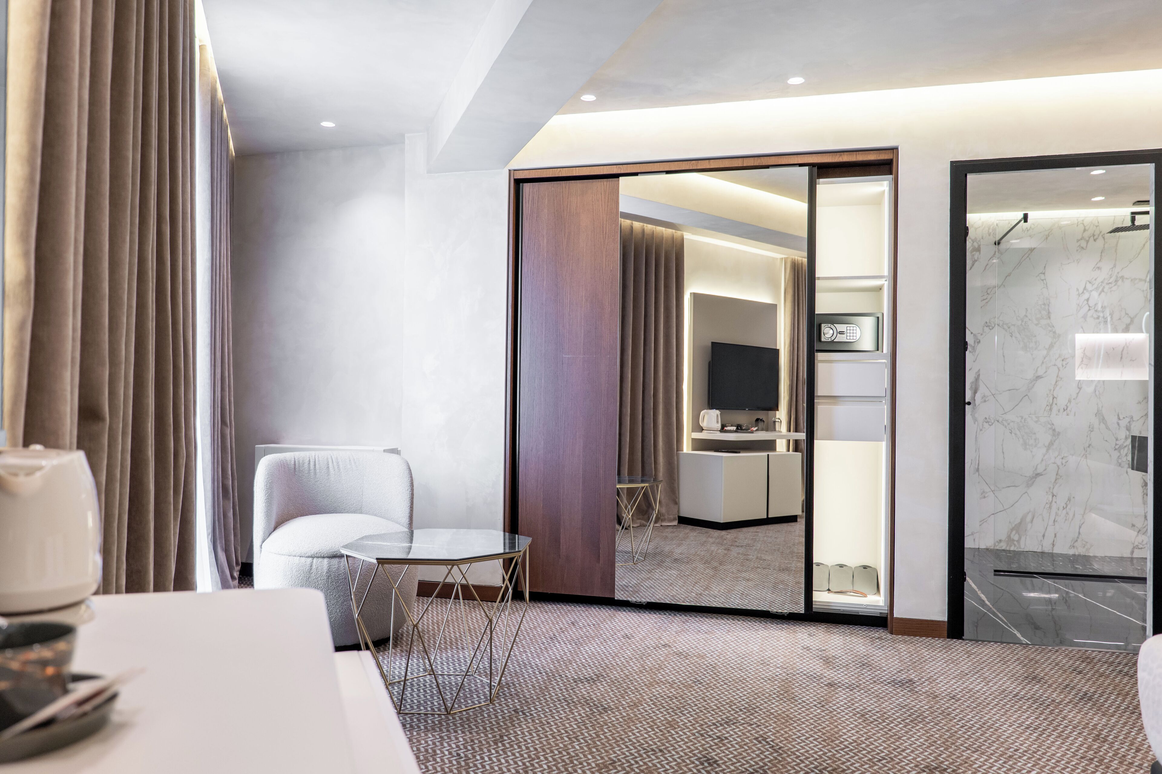 Family Room | Desk, free WiFi