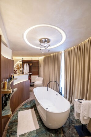 Deluxe Suite | Desk, soundproofing, free WiFi, bed sheets - Mattis Hotel (Tirana)