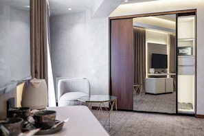 Desk, soundproofing, free WiFi, bed sheets - Mattis Hotel (Tirana)