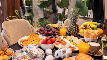 Free daily buffet breakfast