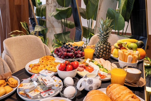 Café da manhã com buffet grátis todos os dias