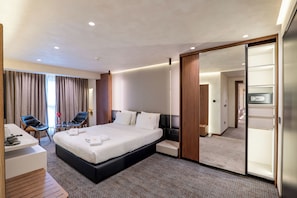 Suite | Desk, soundproofing, free WiFi, bed sheets - Mattis Hotel (Tirana)