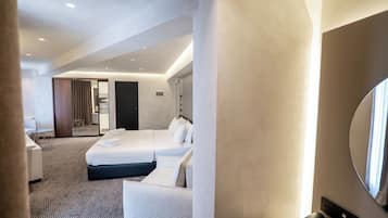 Family Room | Desk, free WiFi