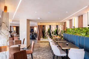 Bar (on property) - Mattis Hotel (Tirana)