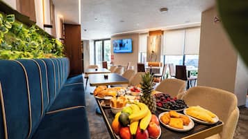 بوفيه فطور مجانًا يوميًا