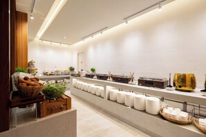 Café da manhã com buffet grátis todos os dias