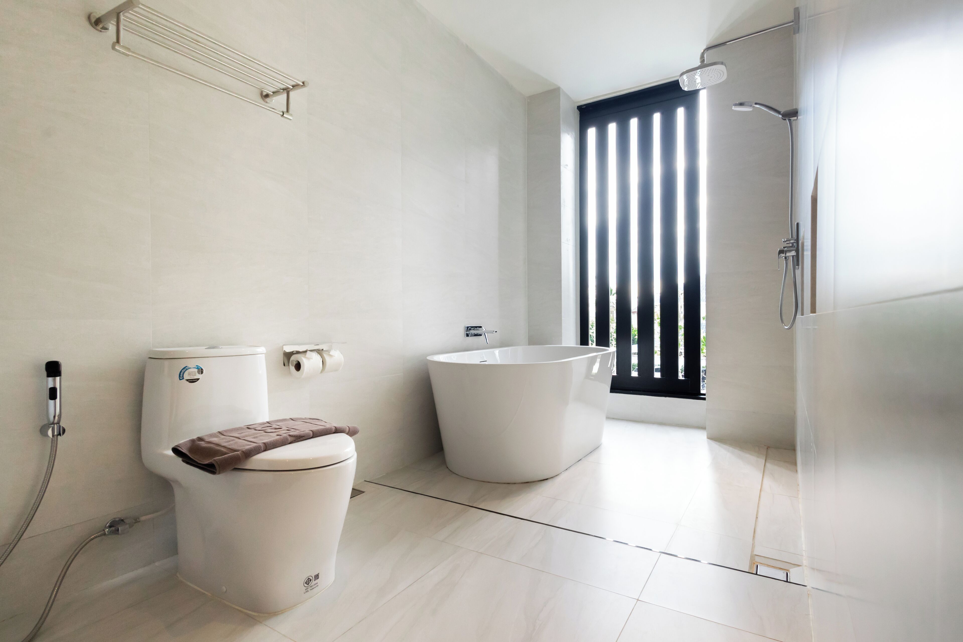 Un baño moderno con inodoro, bidé y bañera.