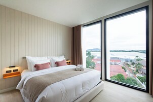 Escritorio, wifi gratis y ropa de cama 