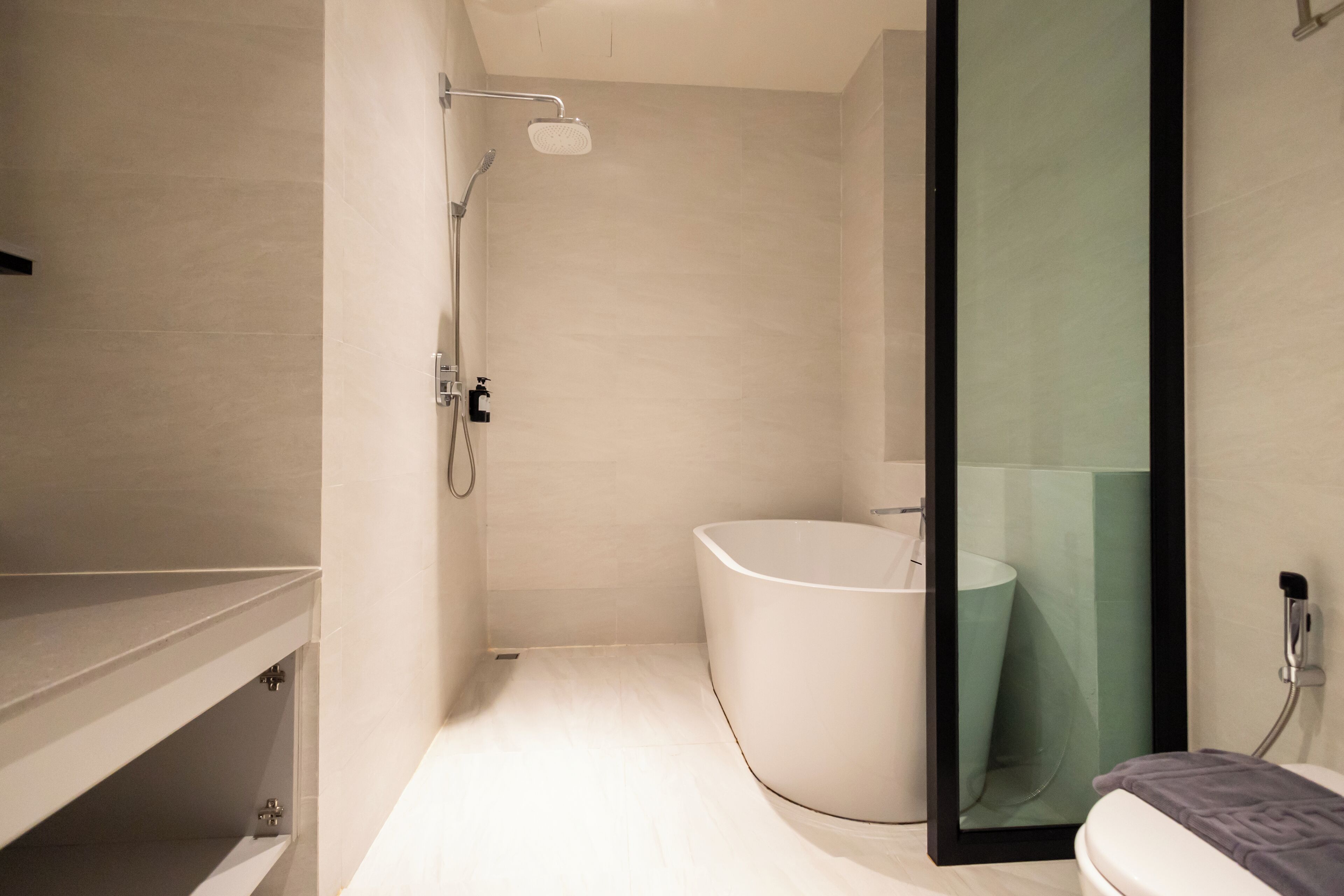 Une salle de bain moderne avec une baignoire sur pieds, une douche à parois de verre et un meuble-lavabo blanc.