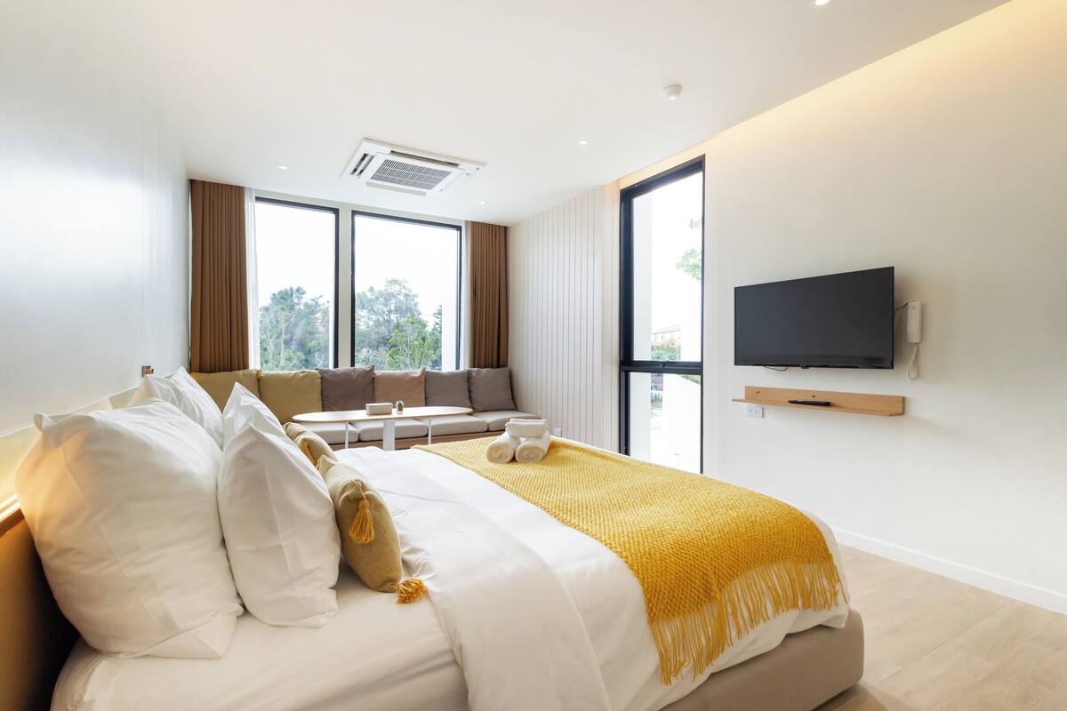 Junior Suite with Bathtub | โต๊ะทำงาน, Wi-Fi ฟรี, ผ้าปูที่นอน