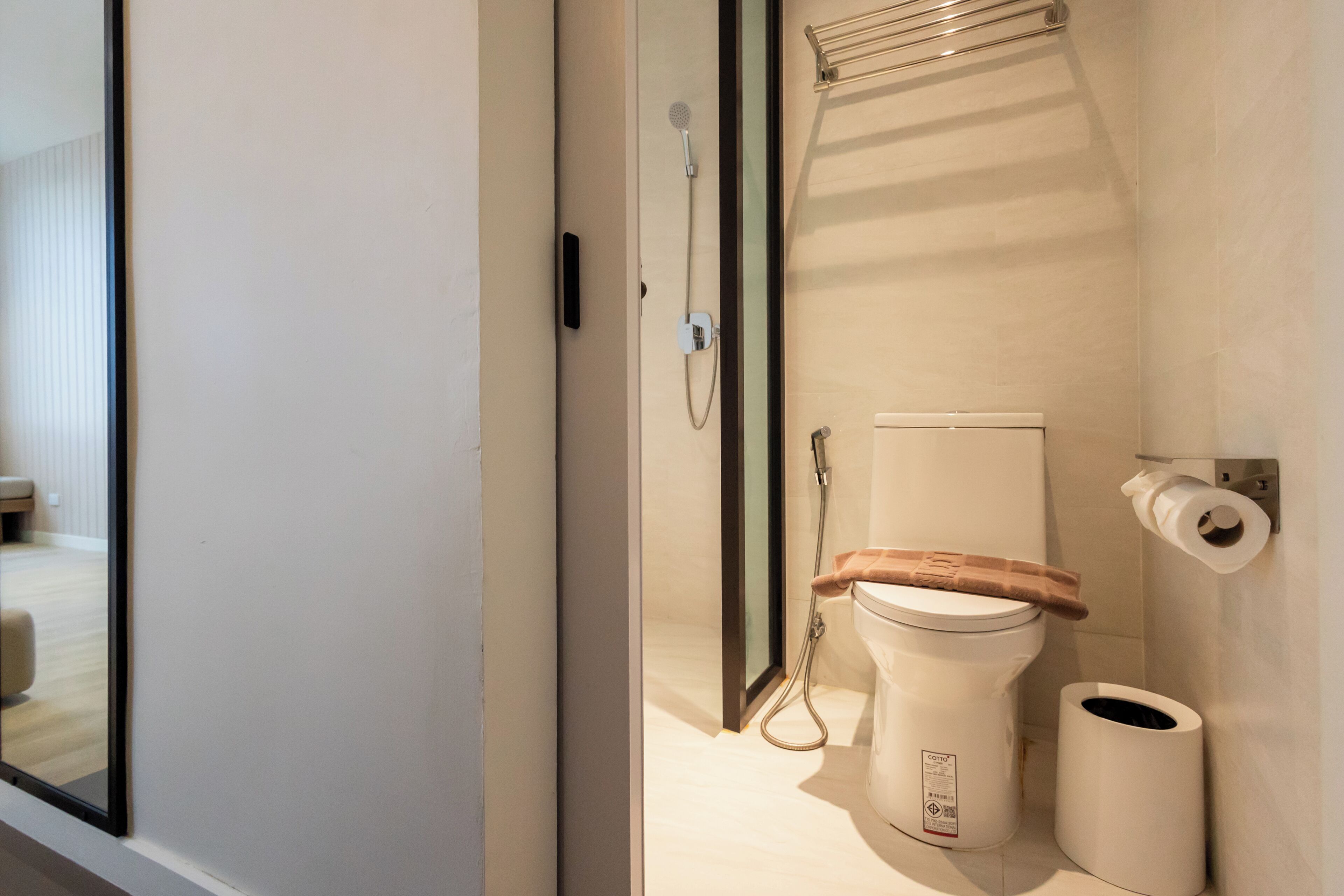 Un baño moderno con inodoro, bidé y ducha.