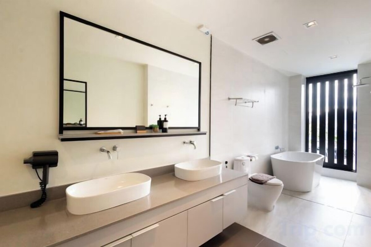 Badezimmer | Kostenlose Toilettenartikel, Bidet, Handtücher, Shampoo