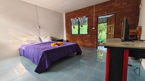 Una habitación con cama, escritorio y ventana.
