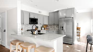 Coffee/tea maker, fridge, microwave, oven
