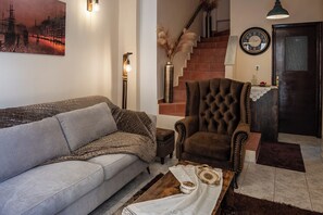 Standard House, 2 Bedrooms, Kitchen, City View | Living area