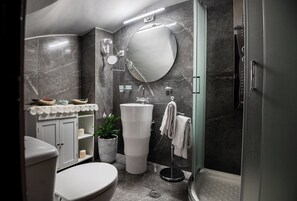 Casa estándar, 2 habitaciones, cocina, vista a la ciudad | Baño | Tina y regadera independientes y amenidades de baño gratuitas 