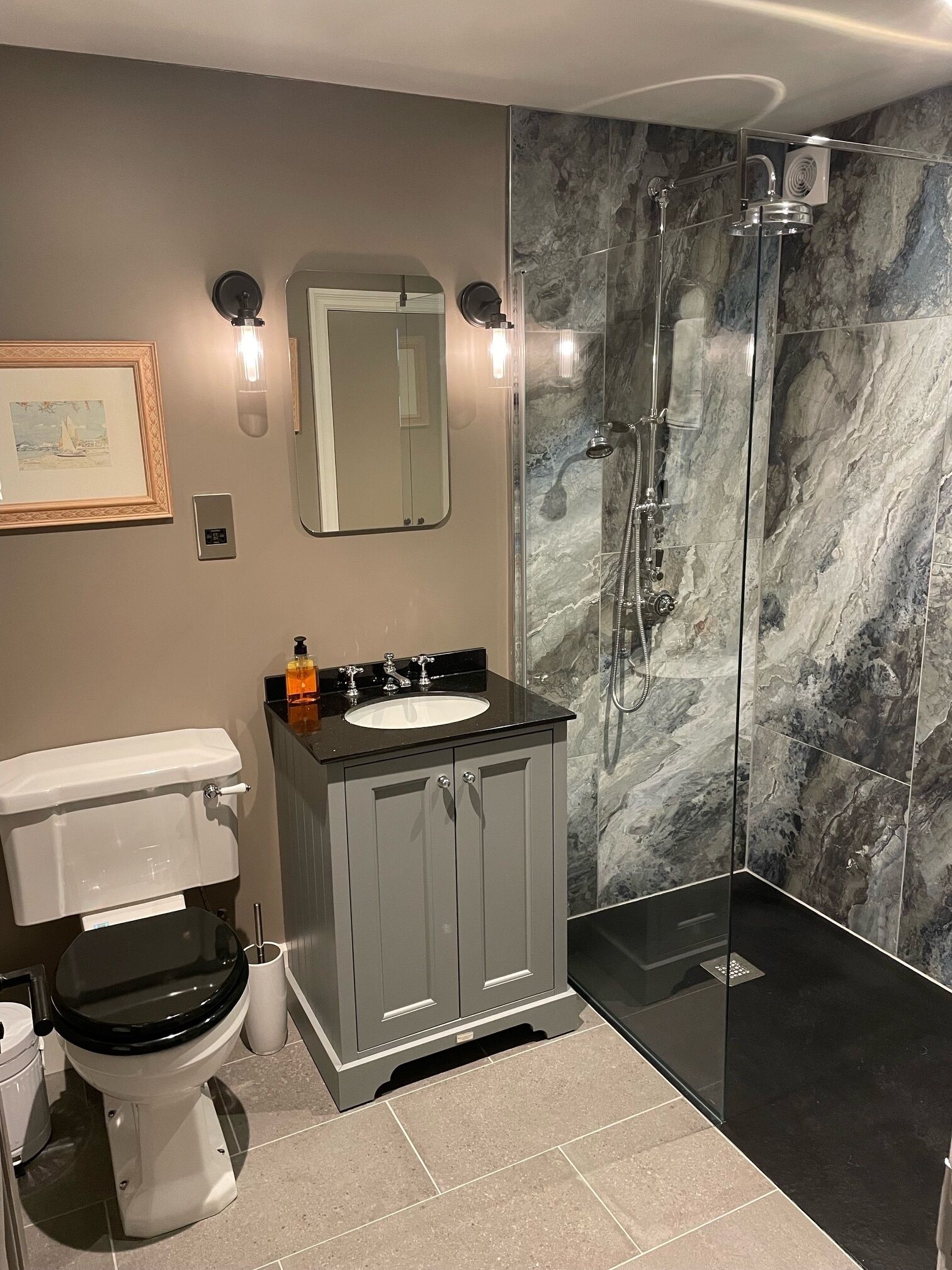 Douche, serviettes fournies, savon, papier toilette