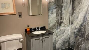 Douche, serviettes fournies, savon, papier toilette