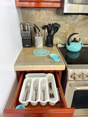 Frigorifero, microonde, forno, piano cottura