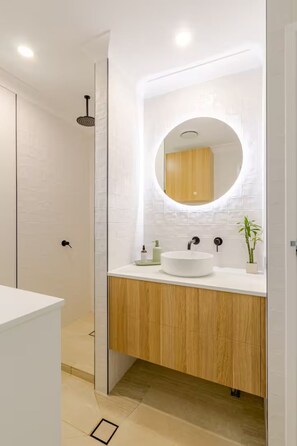 Douche, serviettes fournies, savon, papier toilette