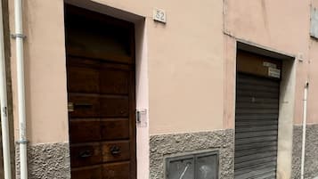Vista frontal de la propiedad
