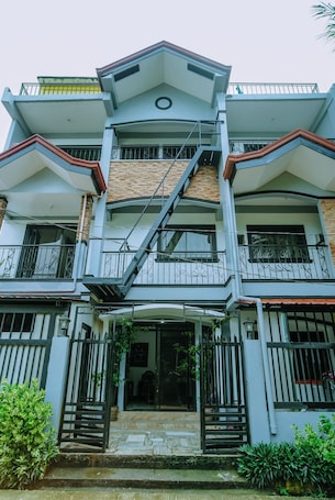 Fachada de la propiedad. Hymn's Tourist Inn