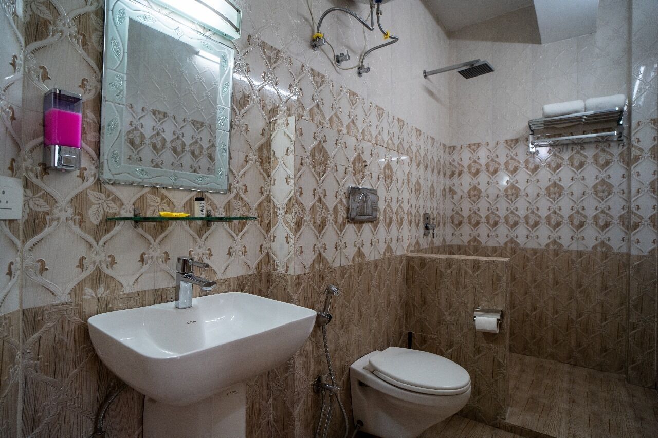Ein Badezimmer mit Waschbecken, Toilette und Dusche.