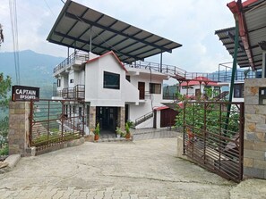 Front of property - Captain Resort (Kasauli)