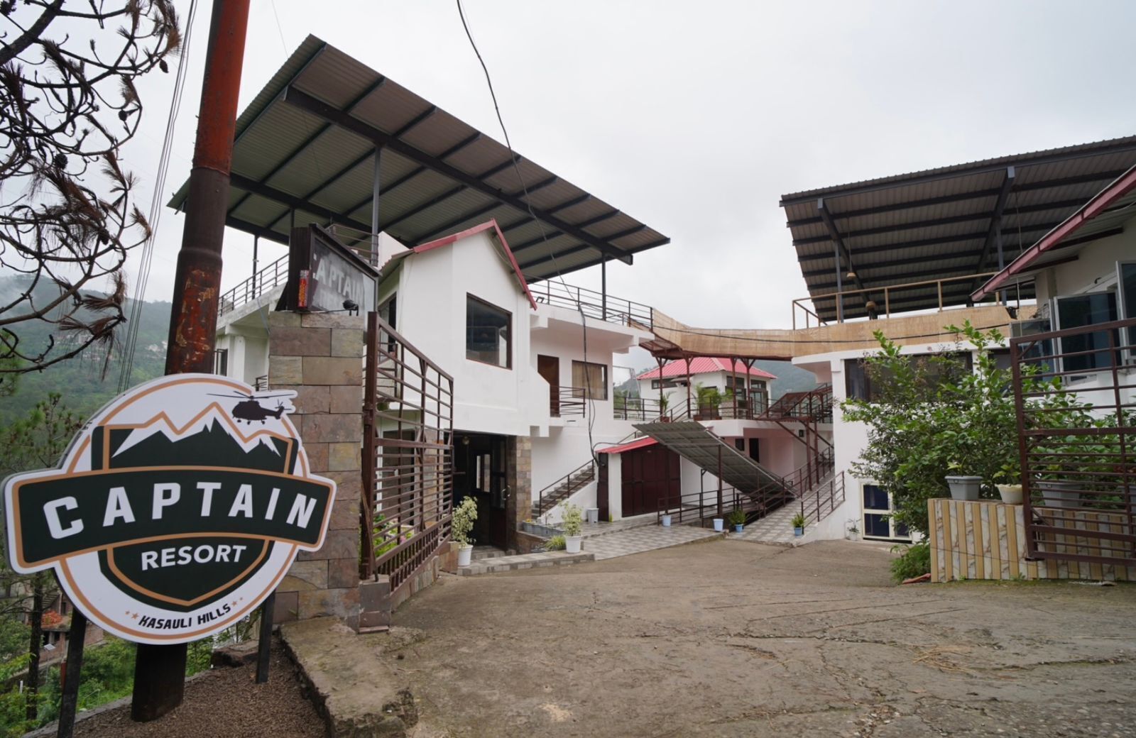 Un resort chiamato "Captain", con un cartello, un edificio con una scala e vista sulla zona circostante.
