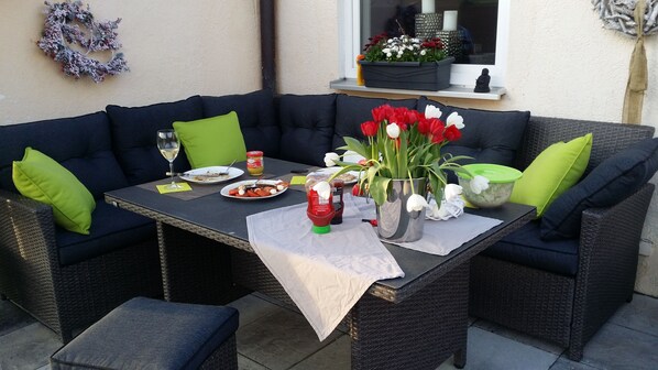 Outdoor dining - Vacation home in a quiet and idyllic location in beautiful Franconia! (Mainleus)