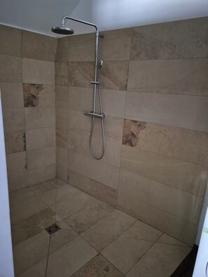 Douche, séchoir à cheveux, serviettes fournies, savon