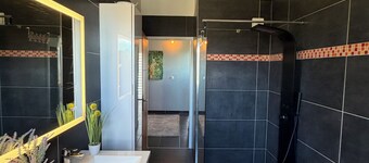 5-bedroom house for 10 people, large swimming pool, 5 min from the Sea