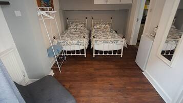 ستائر تعتيم ومكواة/لوح كي وواي فاي مجانًا