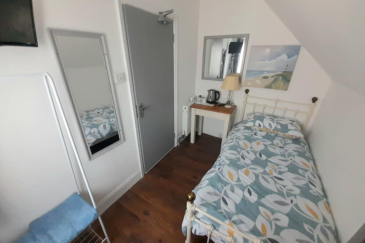 Classic Single Room, Private Bathroom | 1 bedroom, blackout drapes, iron/ironing board, free WiFi