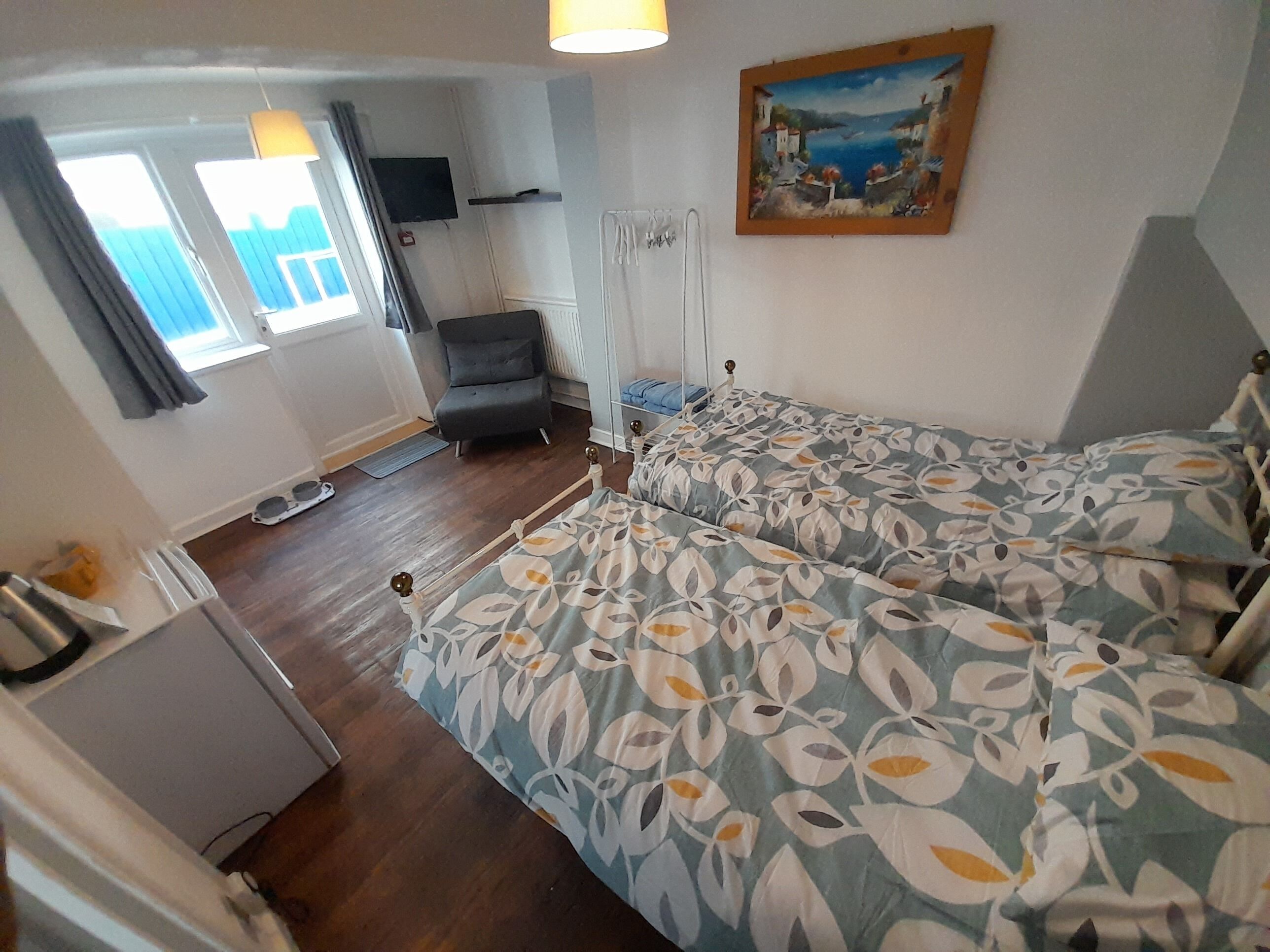 ستائر تعتيم ومكواة/لوح كي وواي فاي مجانًا