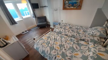 Classic Triple Room, Ensuite | Blackout drapes, iron/ironing board, free WiFi