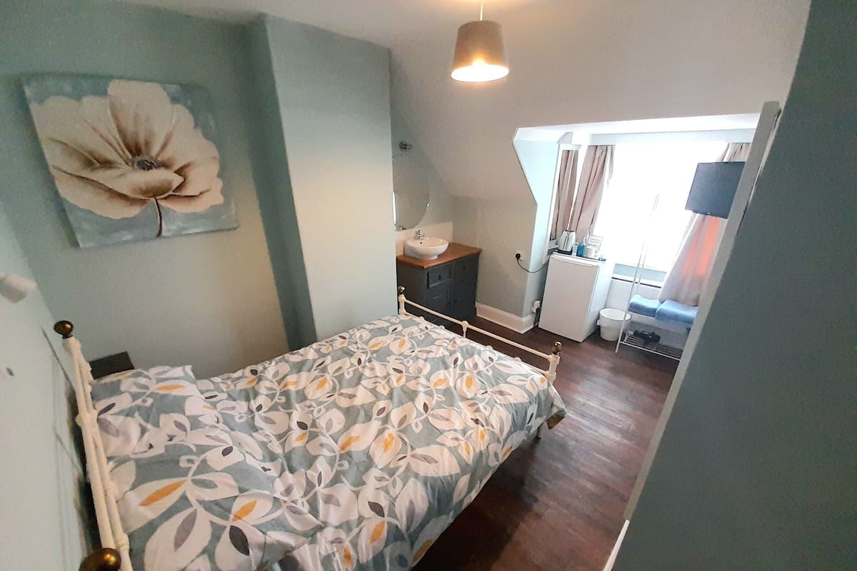 Classic Double Room, Ensuite | 1 bedroom, blackout drapes, iron/ironing board, free WiFi